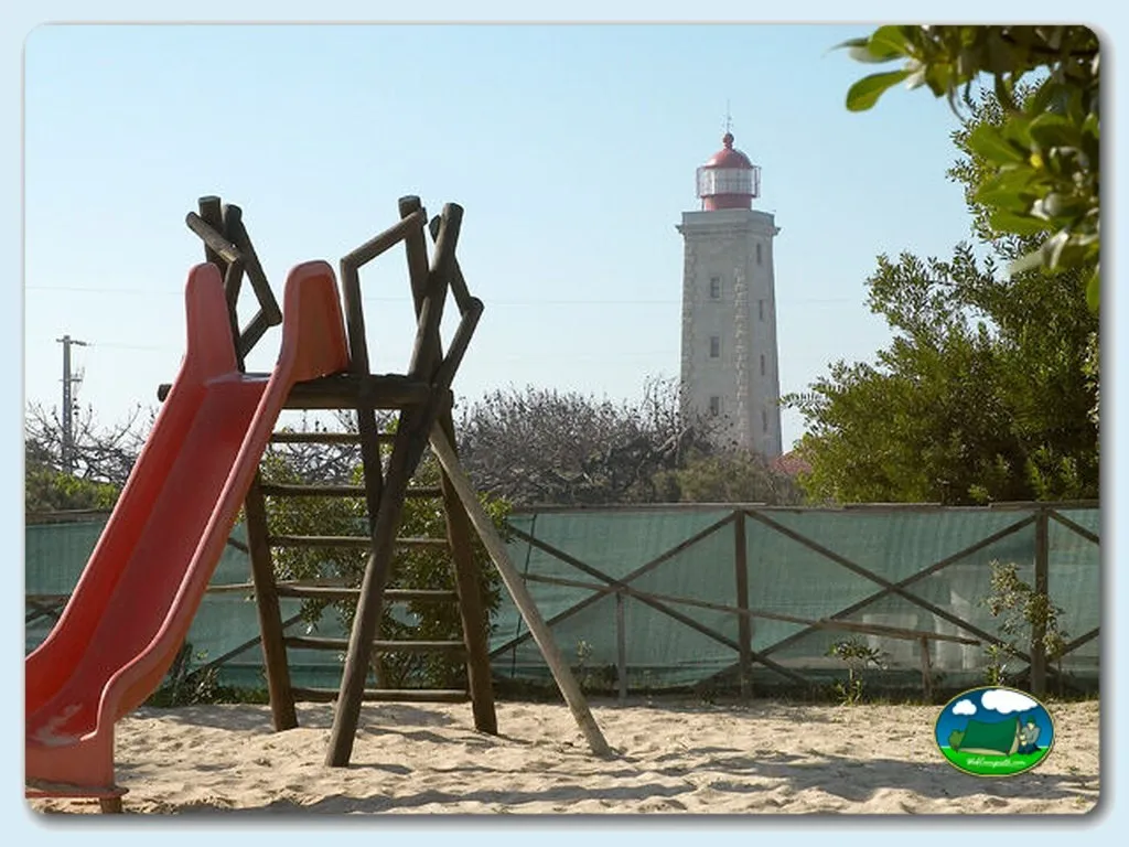 Parque infantil junto al mar con faro del Camping Inatel, Marinha Grande (Leiria)