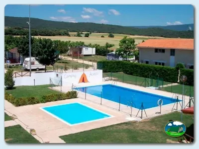 Piscina con vistas a la montaña del Camping Acedo, Acedo (Navarra)