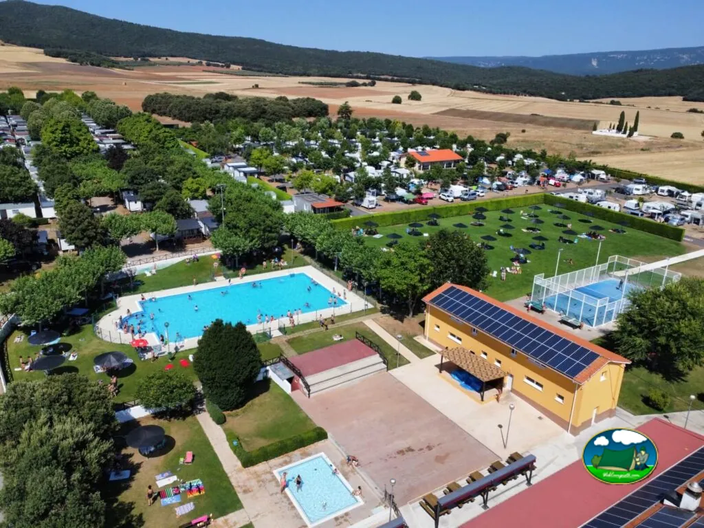 Piscina con vistas a la montaña y parcelas arboladas del Camping Acedo, Acedo (Navarra)