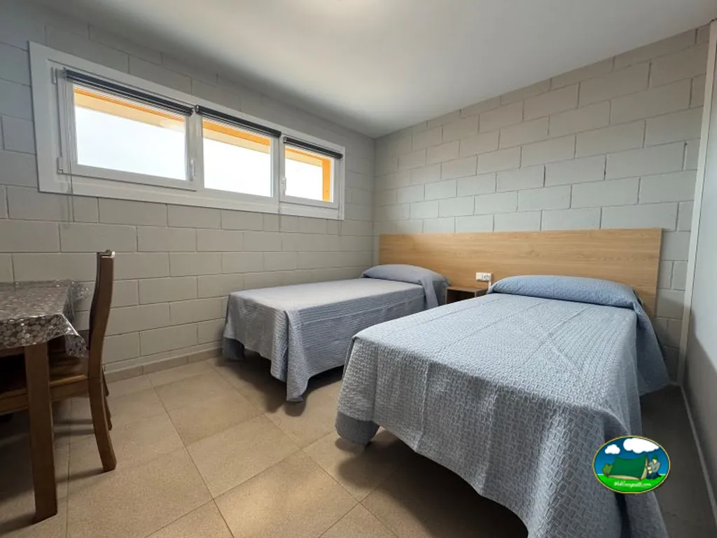 Cabaña interior con dos camas individuales del Camping Acedo, Acedo (Navarra)