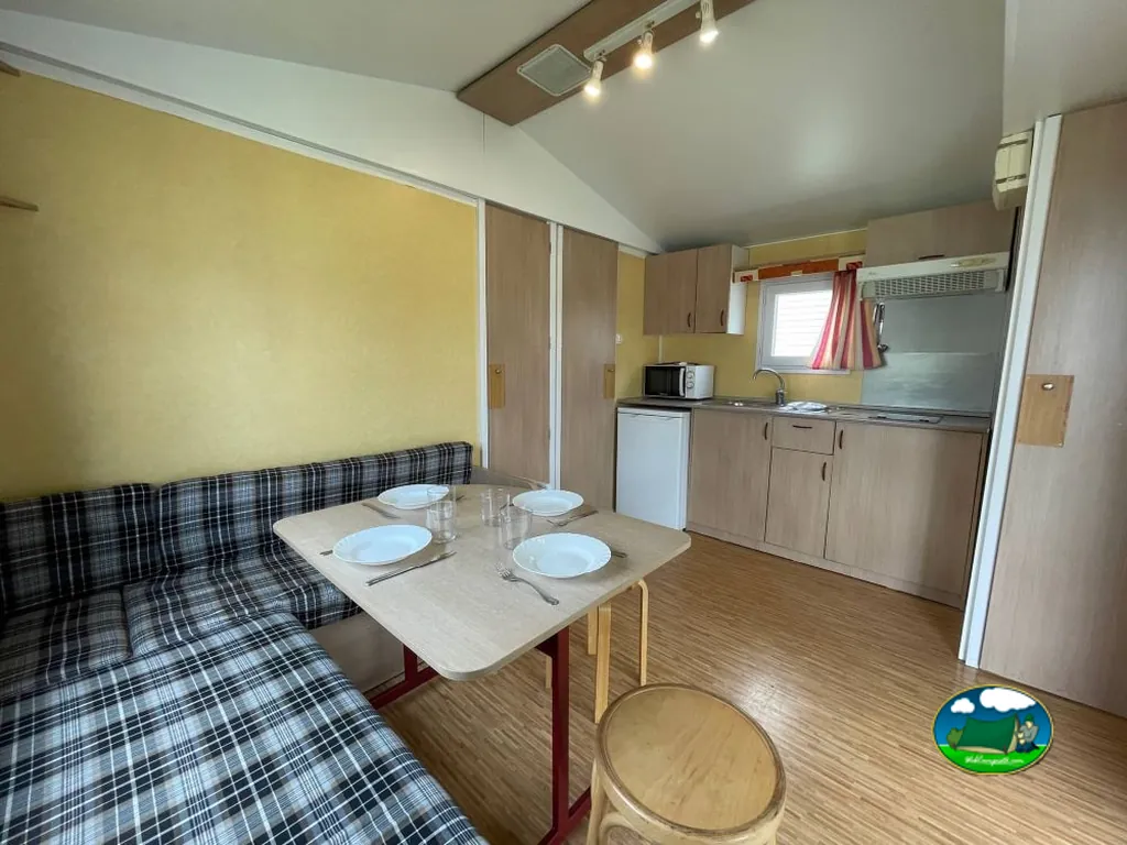 Mobil-home interior con cocina y zona de comedor del Camping Acedo, Acedo (Navarra)