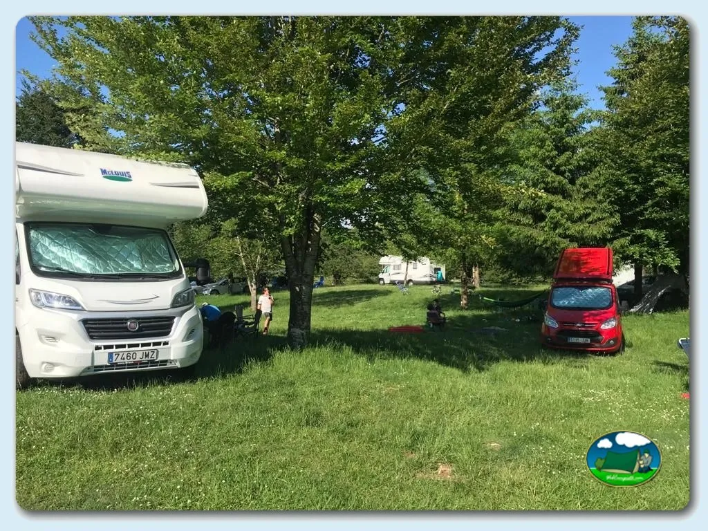Parcela con mobil-home y vehículos del Camping Urbasa Bioitza, Olazagutia (Navarra)