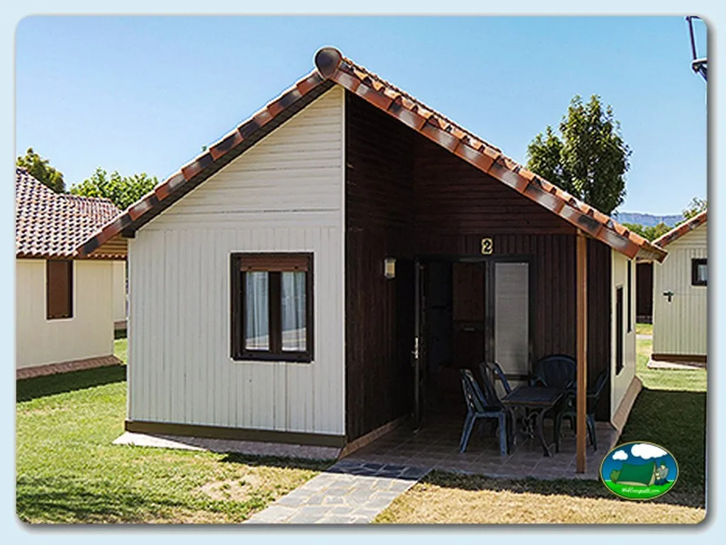 Bungalow con terraza y zona de esparcimiento del Camping Iratxe, Ayegui/aiegi (Navarra)