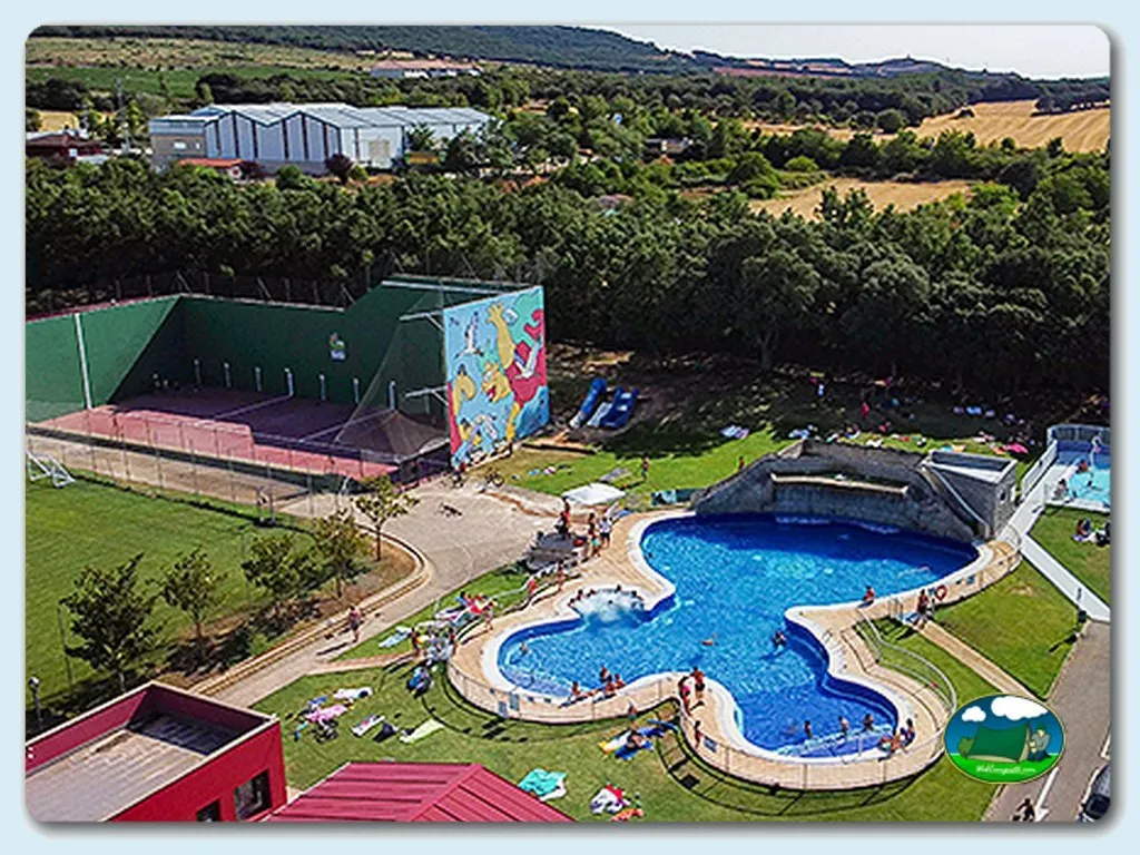 Piscina con parque infantil y vistas a la montaña del Camping Iratxe, Ayegui/aiegi (Navarra)