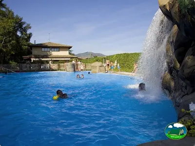 Piscina con cascada y vistas a la montaña del Camping Aritzaleku, Lerate (Navarra)