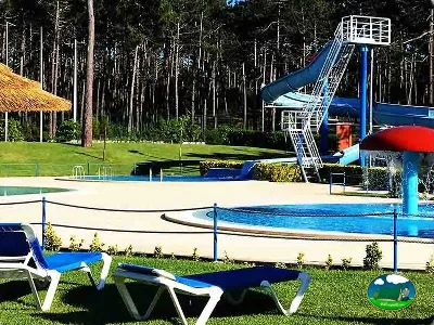 Piscina con tobogán y tumbonas del Camping Orbitur São Pedro de Moel, Marinha Grande (Leiria)