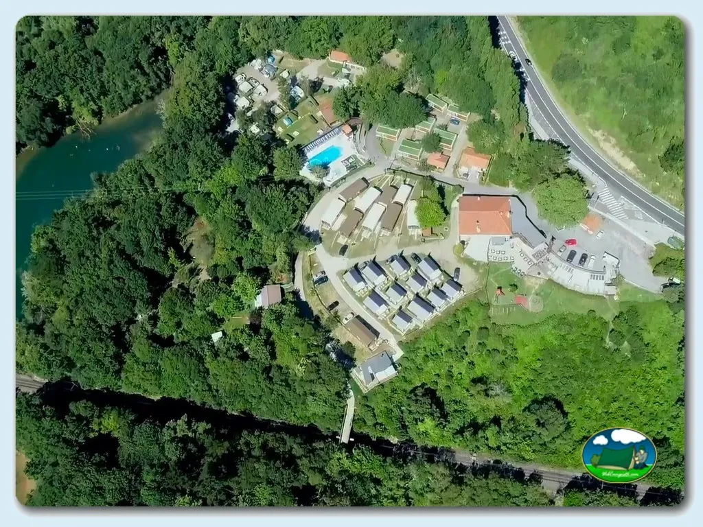 Plano del recinto con río, piscina y mobil-homes en entorno boscoso del Camping Portuondo, Mundaka (Vizcaya)