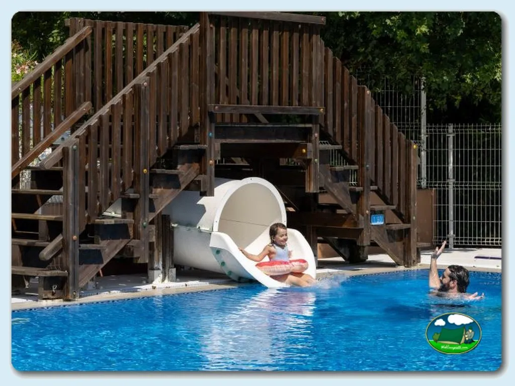 Piscina con tobogán infantil y niños jugando del Camping Portuondo, Mundaka (Vizcaya)
