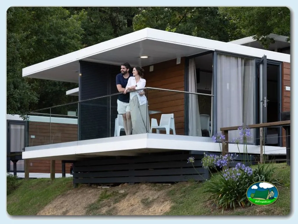 Glamping moderno con terraza y vistas al bosque del Camping Portuondo, Mundaka (Vizcaya)