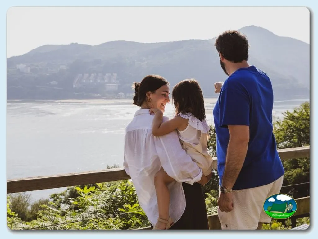 Familia junto al lago con vistas a la montaña del Camping Portuondo, Mundaka (Vizcaya)