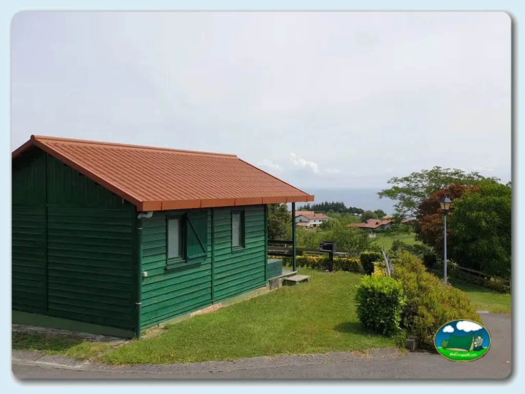 Cabaña con vistas a la montaña del Camping Leagi, Mendexa (Vizcaya)