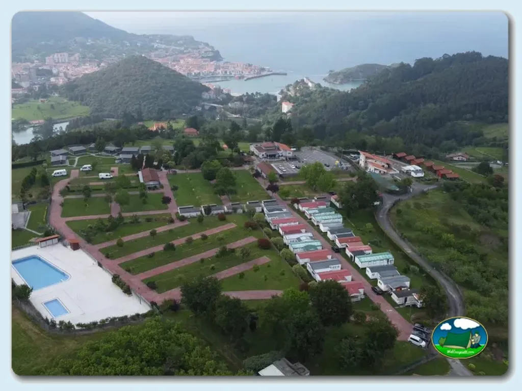 Plano del recinto con piscina, bungalows y vistas al mar del Camping Leagi, Mendexa (Vizcaya)