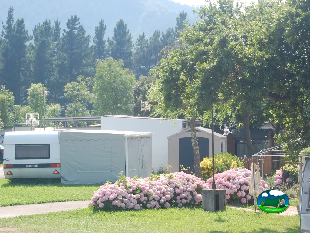Parcelas con caravanas entre flores del Camping Galdona, Mutriku (Gipuzkoa)