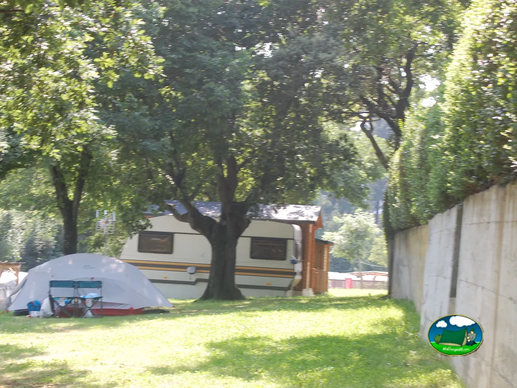 Caravana en parcela arbolada del Camping Galdona, Mutriku (Gipuzkoa)