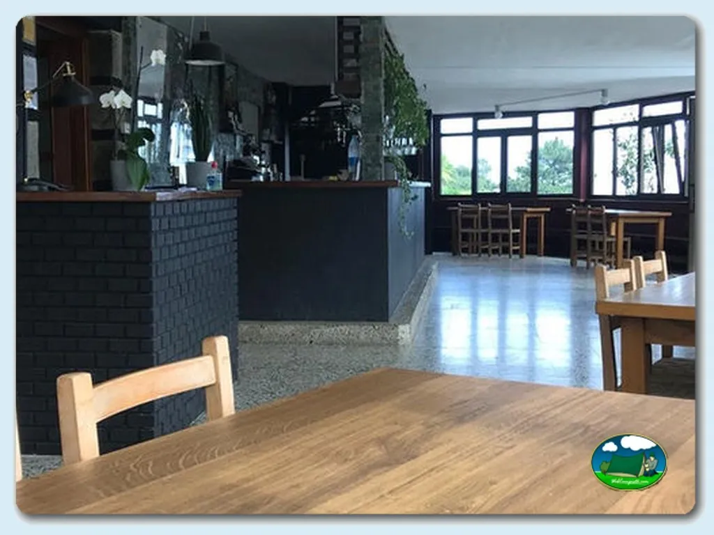 Restaurante bar con zona de comedor y barra del Camping Santa Elena, Mutriku (Gipuzkoa)