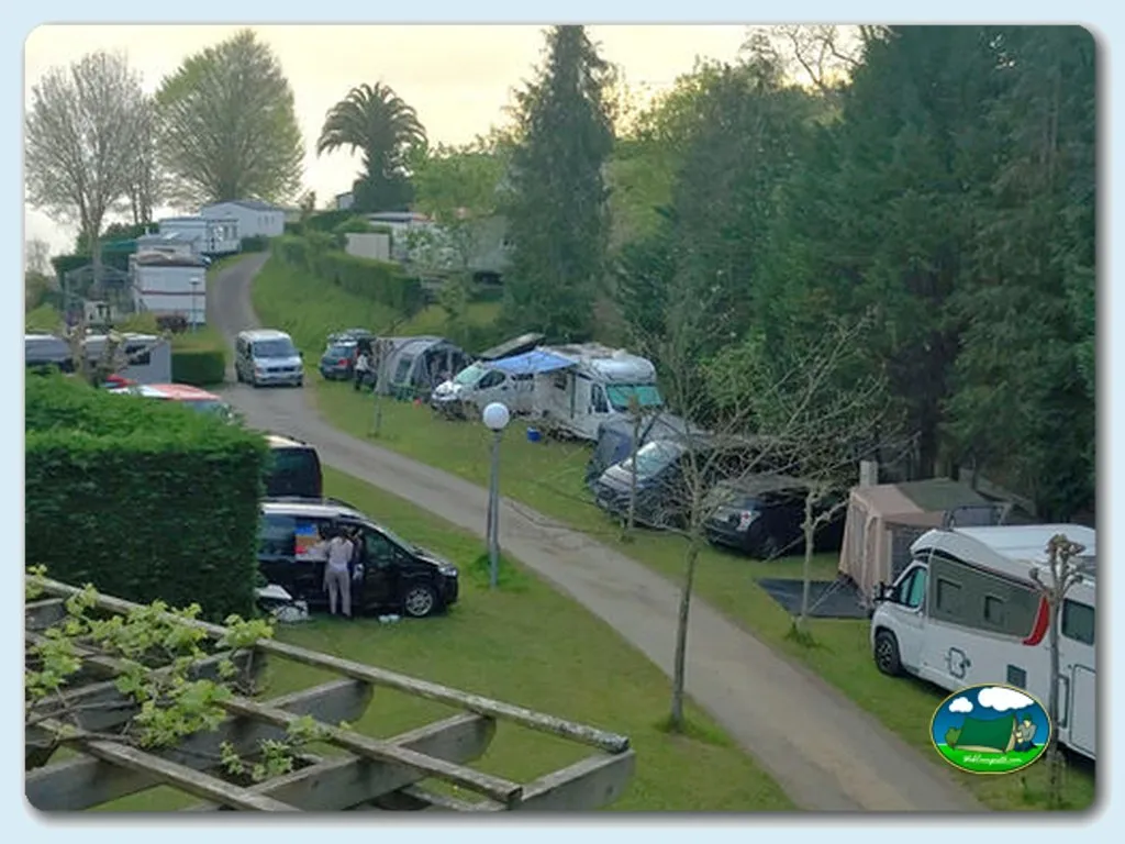 Parcela con mobil-home y vistas al entorno arbolado del Camping Santa Elena, Mutriku (Gipuzkoa)