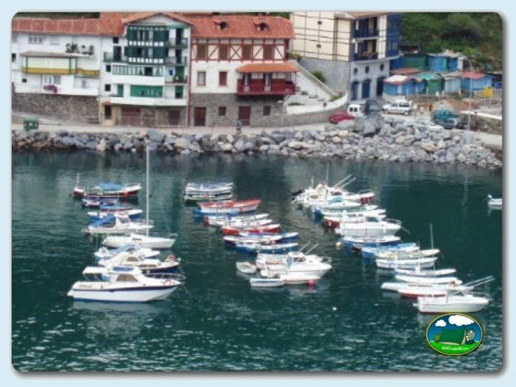 Junto al mar con barcos de pesca del Camping Aitzeta, Mutriku (Gipuzkoa)