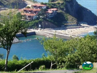 Bungalow junto al mar con playa y acantilados del Camping Aitzeta, Mutriku (Gipuzkoa)