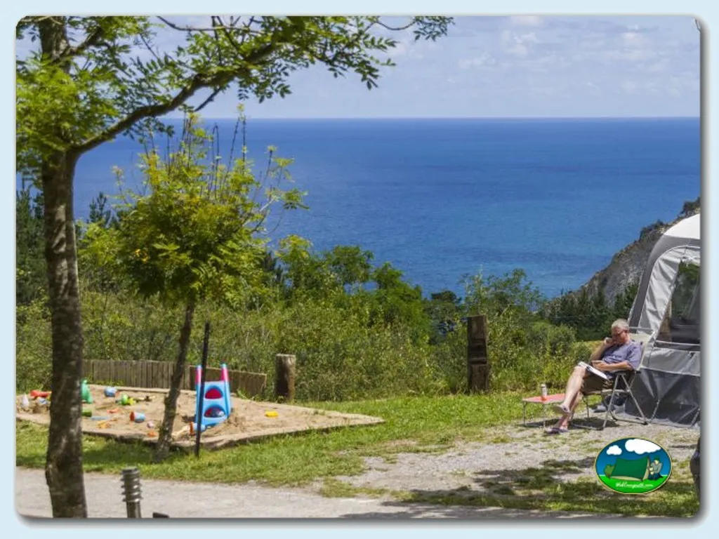 Parcela junto al mar con parque infantil y vistas al mar del Camping Itxaspe, Itziar (Gipuzkoa)