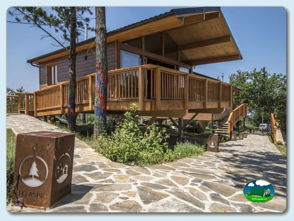Glamping cabaña de madera con terraza elevada del Camping Itxaspe, Itziar (Gipuzkoa)
