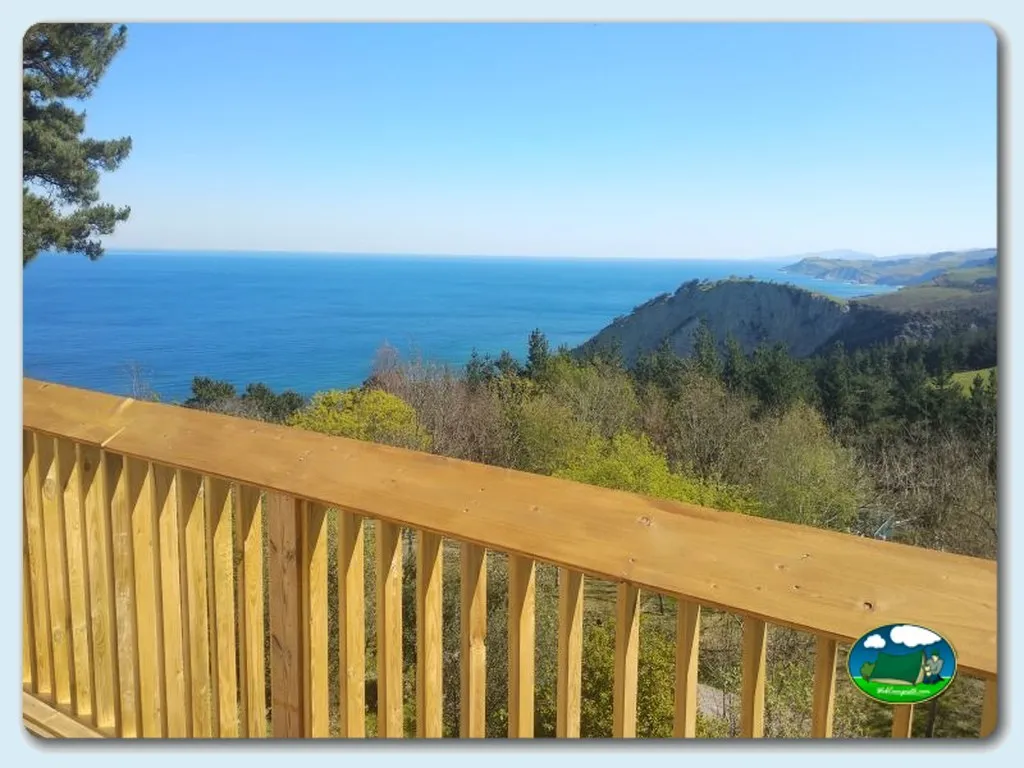Bungalow con vistas al mar desde terraza del Camping Itxaspe, Itziar (Gipuzkoa)