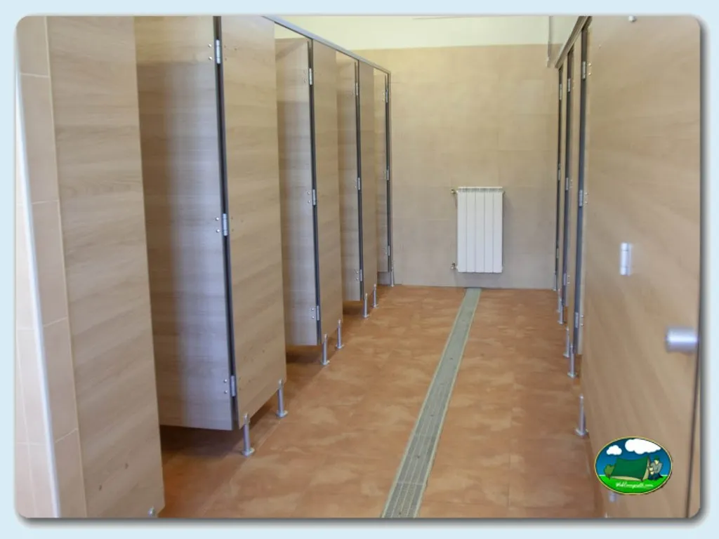 Aseos con cabinas sanitarias del Camping GRAN CAMPING ZARAUTZ, Zarautz (Gipuzkoa)