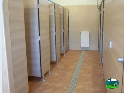 Aseos con cabinas sanitarias del Camping GRAN CAMPING ZARAUTZ, Zarautz (Gipuzkoa)