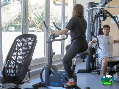 Gimnasio cubierto con bicicleta estática y equipamiento deportivo del Camping GRAN CAMPING ZARAUTZ, Zarautz (Gipuzkoa)