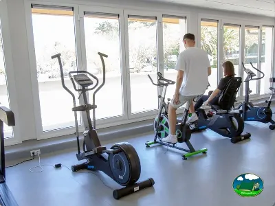 Gimnasio con bicicletas estáticas y vistas al exterior del Camping GRAN CAMPING ZARAUTZ, Zarautz (Gipuzkoa)