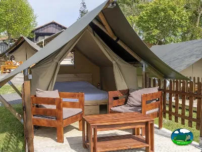Glamping tienda de lona con camas y terraza de madera del Camping GRAN CAMPING ZARAUTZ, Zarautz (Gipuzkoa)