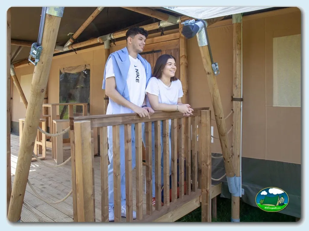 Glamping cabaña con terraza y pareja del Camping GRAN CAMPING ZARAUTZ, Zarautz (Gipuzkoa)