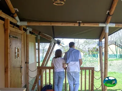Glamping con terraza y vistas al entorno del Camping GRAN CAMPING ZARAUTZ, Zarautz (Gipuzkoa)