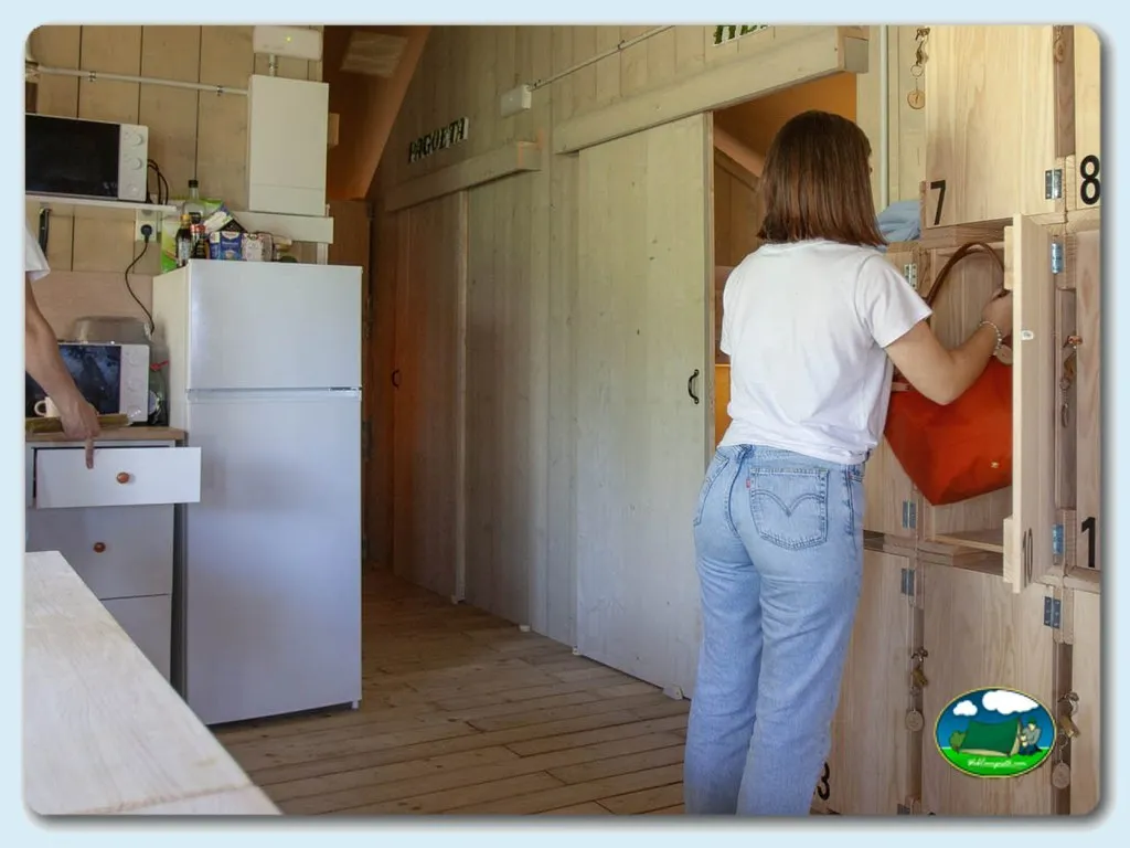 Interior mobil-home con cocina y dormitorio del Camping GRAN CAMPING ZARAUTZ, Zarautz (Gipuzkoa)