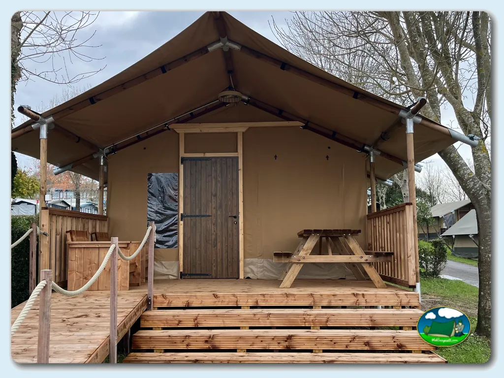 Glamping tienda con terraza de madera del Camping GRAN CAMPING ZARAUTZ, Zarautz (Gipuzkoa)