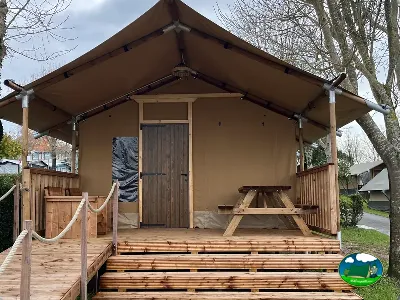 Glamping tienda con terraza de madera del Camping GRAN CAMPING ZARAUTZ, Zarautz (Gipuzkoa)