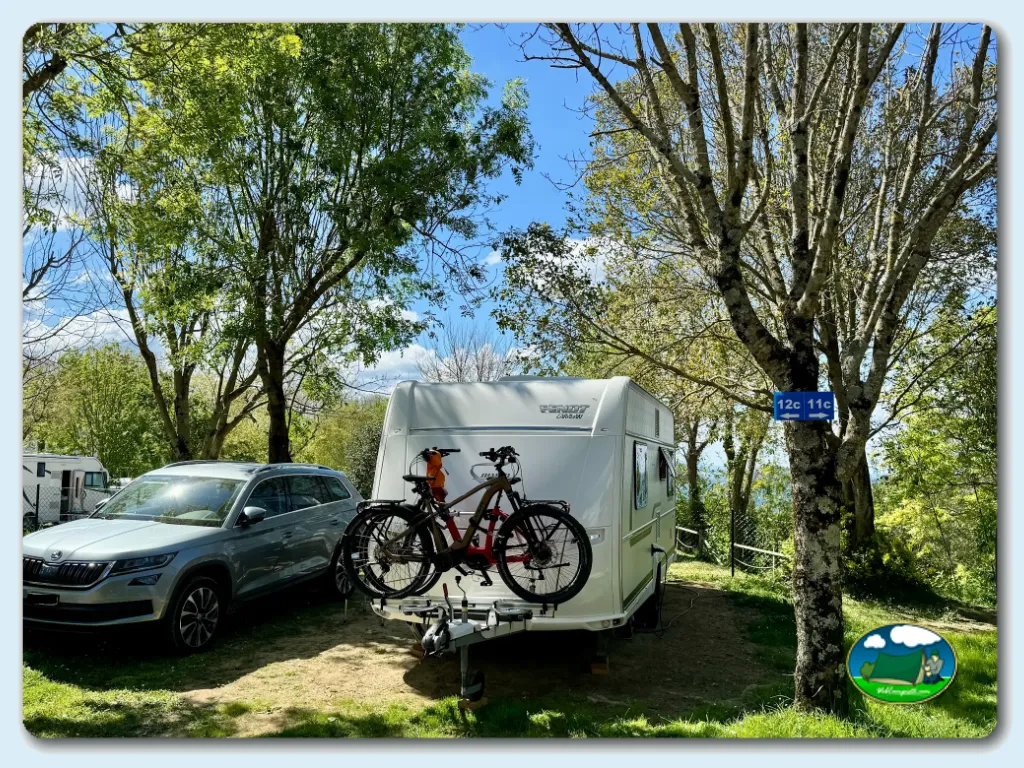 Parcela con mobil-home y vehículo del Camping GRAN CAMPING ZARAUTZ, Zarautz (Gipuzkoa)