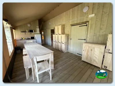 Interior de cabaña con cocina y mesa comedor del Camping GRAN CAMPING ZARAUTZ, Zarautz (Gipuzkoa)