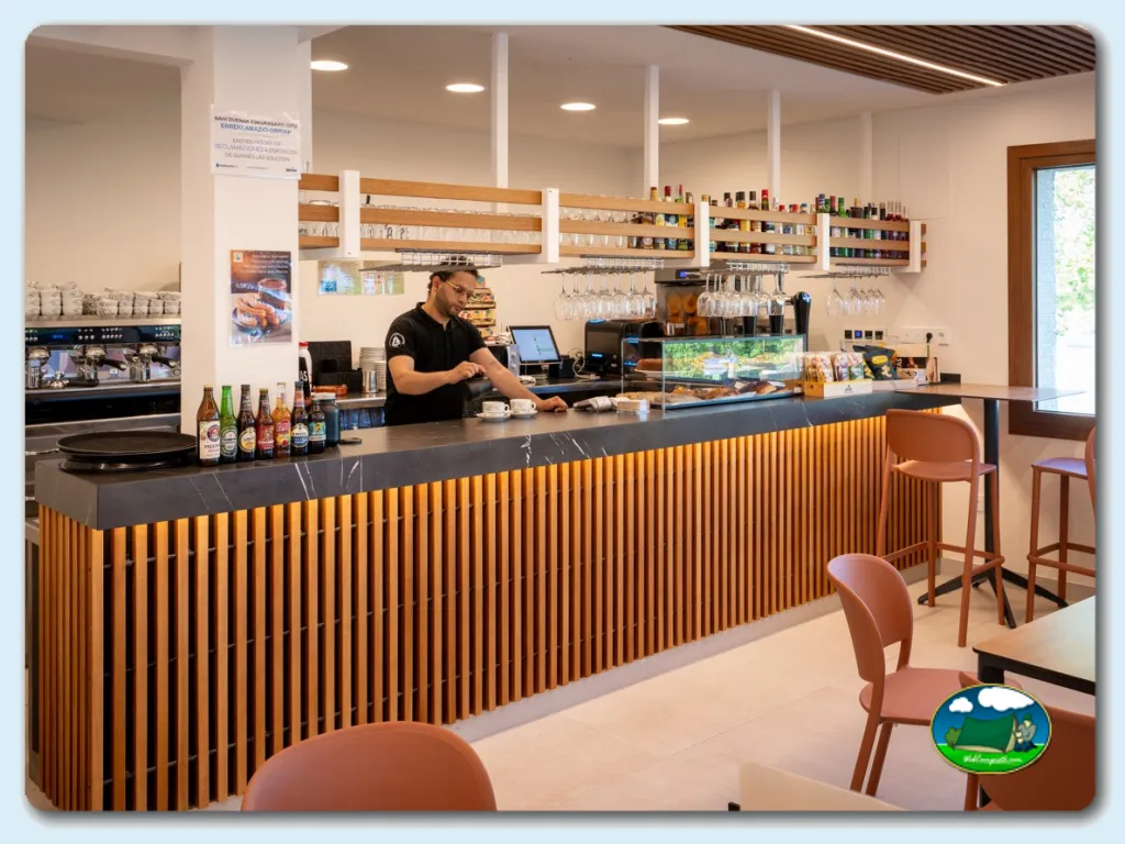 Restaurante bar con mostrador de madera del Camping GRAN CAMPING ZARAUTZ, Zarautz (Gipuzkoa)