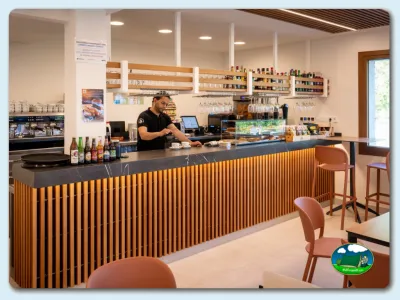 Restaurante bar con mostrador de madera del Camping GRAN CAMPING ZARAUTZ, Zarautz (Gipuzkoa)