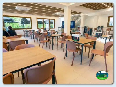 Restaurante / bar con mesas de madera y sillas del Camping GRAN CAMPING ZARAUTZ, Zarautz (Gipuzkoa)
