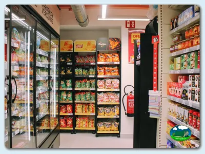 Supermercado, interior con estanterías de productos del Camping GRAN CAMPING ZARAUTZ, Zarautz (Gipuzkoa)