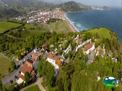 Parcela junto al mar con vistas a playa y pueblo costero del Camping GRAN CAMPING ZARAUTZ, Zarautz (Gipuzkoa)