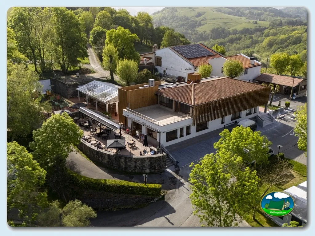 Montaña con restaurante y bar, vista aérea del recinto del Camping GRAN CAMPING ZARAUTZ, Zarautz (Gipuzkoa)