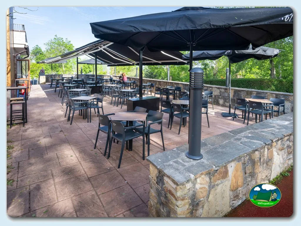 Restaurante con terraza cubierta y vistas a la naturaleza del Camping GRAN CAMPING ZARAUTZ, Zarautz (Gipuzkoa)