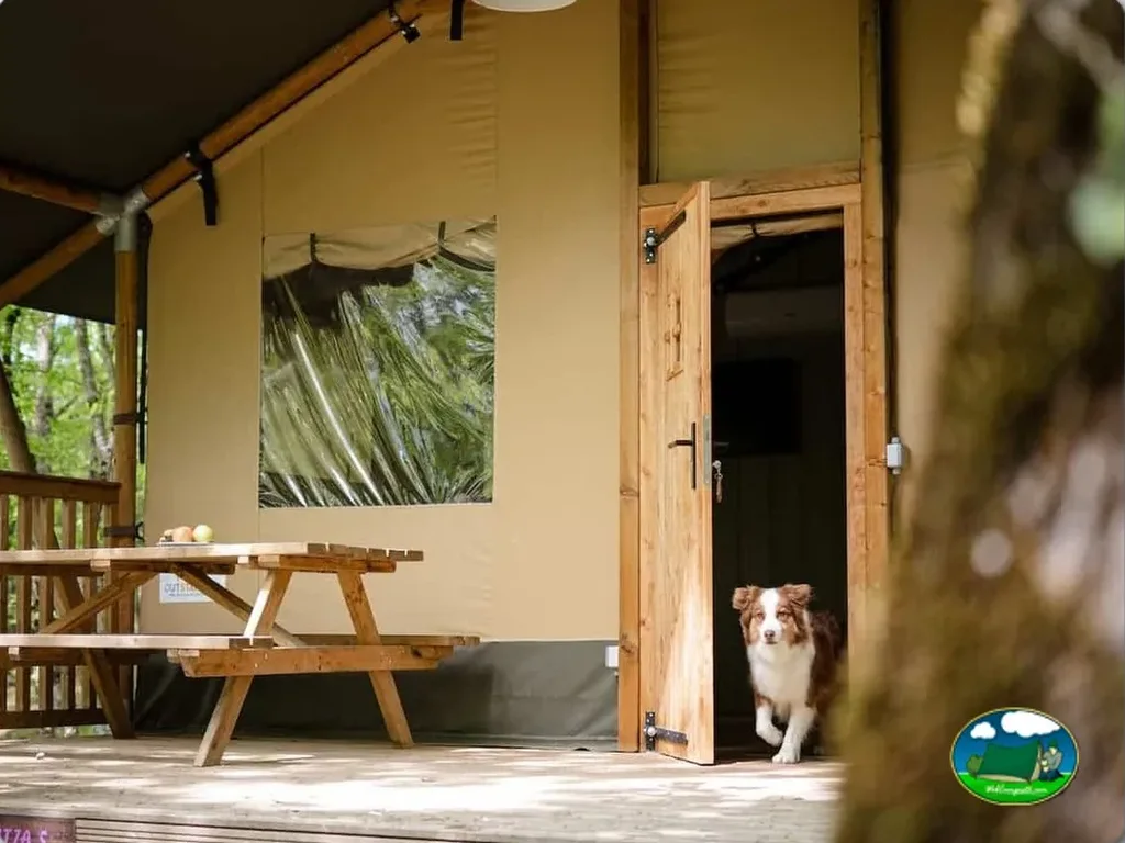 Glamping con terraza y zona de estar del Camping Etxarri, Etxarri (Navarra)