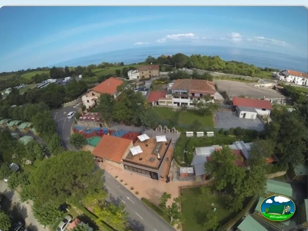 Plano del recinto con piscina y parque infantil del Camping Igueldo, Donostia-San Sebastián (Gipuzkoa)