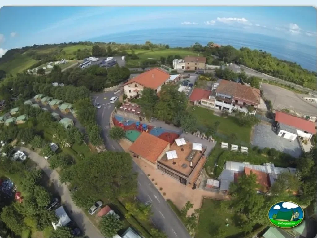 Plano del recinto con montaña y parque infantil del Camping Igueldo, Donostia-San Sebastián (Gipuzkoa)