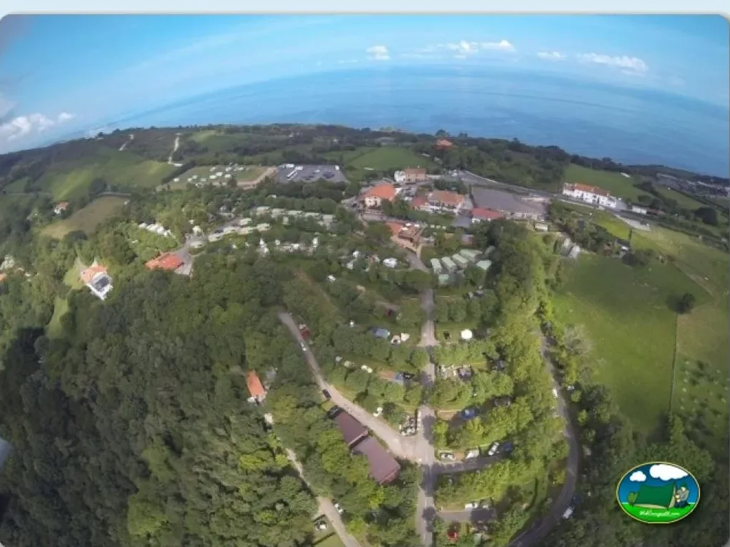 Plano del recinto con vistas a montaña y mar del Camping Igueldo, Donostia-San Sebastián (Gipuzkoa)