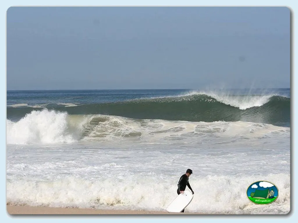 Playa junto al mar con surfista y olas del Camping Quiaios, Quiaios (Coimbra)