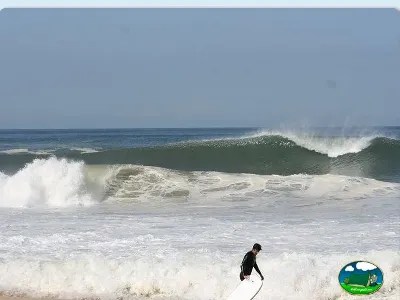 Playa junto al mar con surfista y olas del Camping Quiaios, Quiaios (Coimbra)